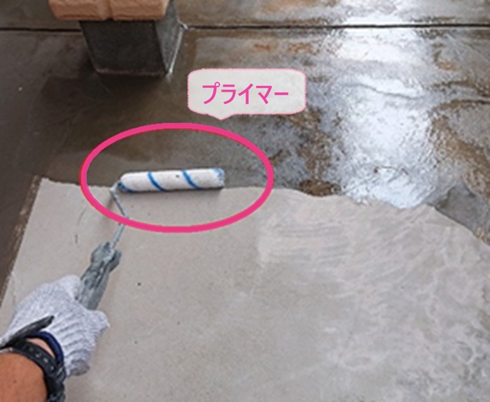 亀裂の多いバルコニー床への通気式塗膜防水で重要なプライマーを塗っている様子