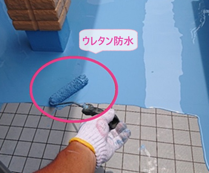 バルコニー床への通気式塗膜防水でウレタン防水を塗っている様子