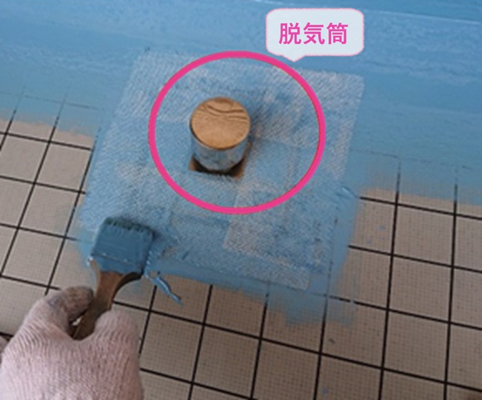 バルコニー床への通気式塗膜防水で脱気筒を取り付けている様子