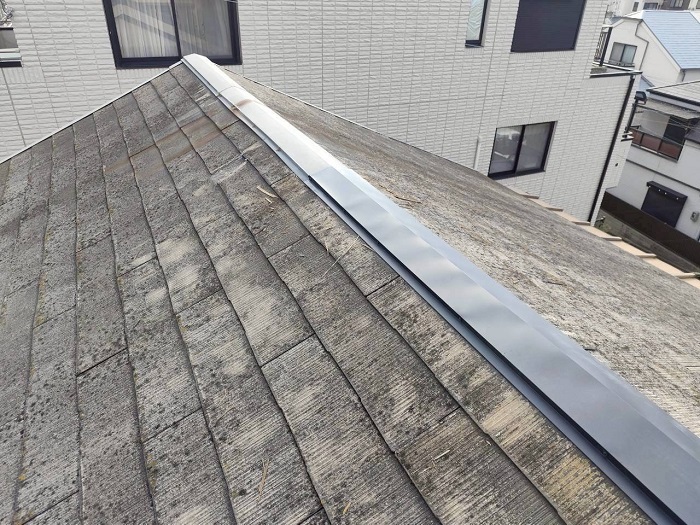 神戸市長田区の屋根修理で飛散しかけた棟板金を交換した後の様子