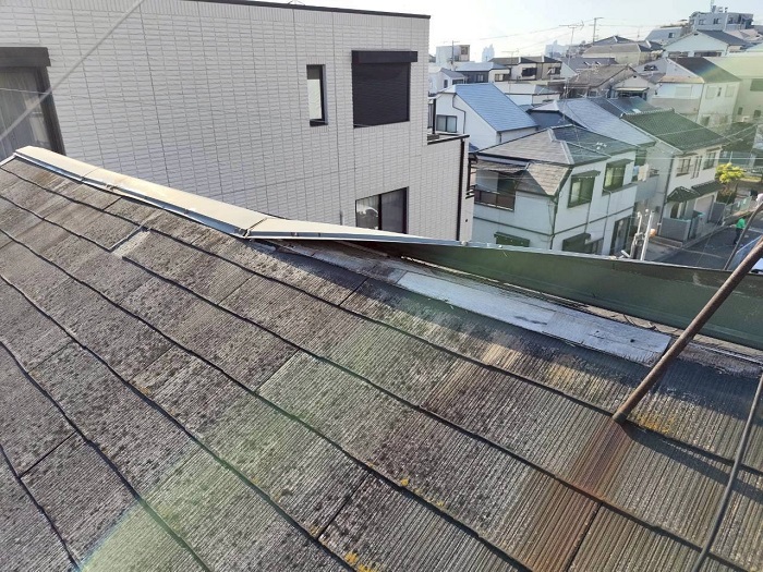 神戸市長田区の屋根修理で飛散しかけた棟板金を交換する前の様子