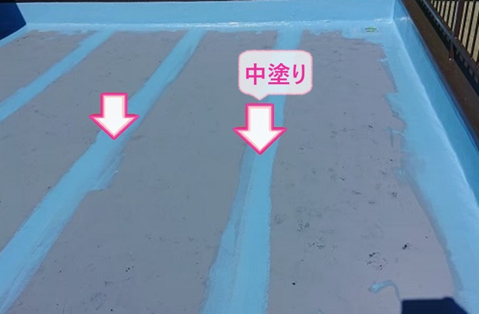 バルコニーへのウレタン防水通気暖衝工法で中塗りしている様子