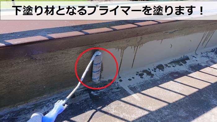 神戸市兵庫区の屋上防水工事で下塗りをしている様子