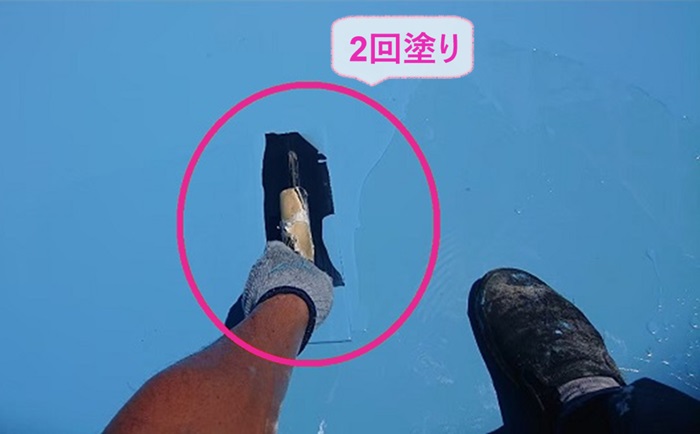 バルコニーへのウレタン防水通気暖衝工法でウレタン防水を２回塗りしている様子