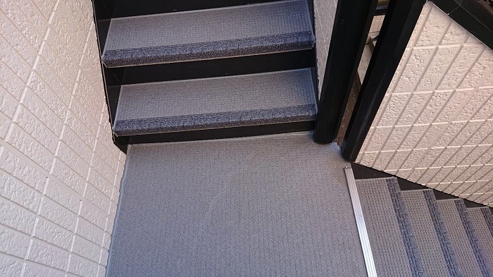 神戸市西区　アパート共用階段へ長尺シート貼り完了