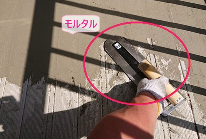 外部廊下と階段のリフォームでモルタルで下地を作っている様子