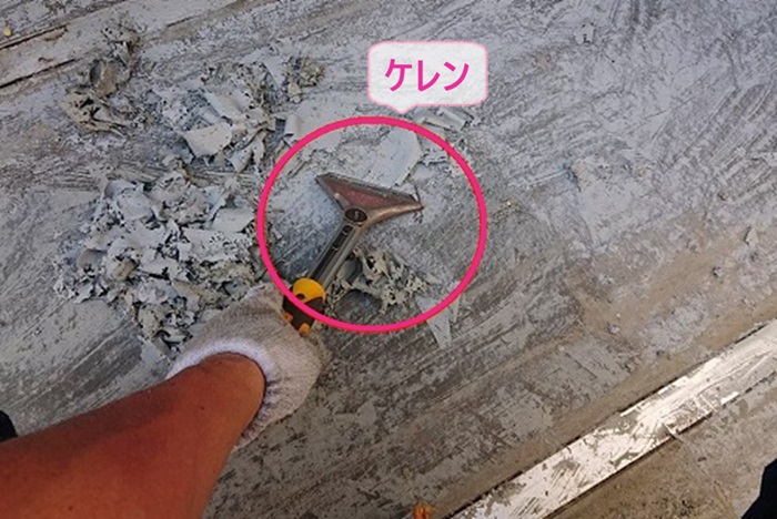 神戸市西区の外部廊下と階段のリフォームでケレンしている様子
