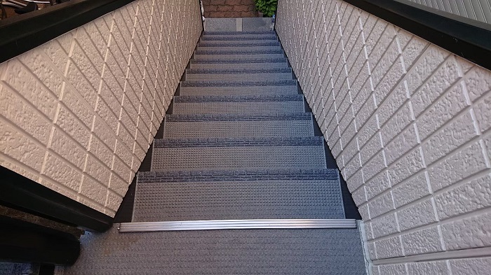 神戸市西区でアパートの共用廊下・階段へ長尺シートを貼った後の様子