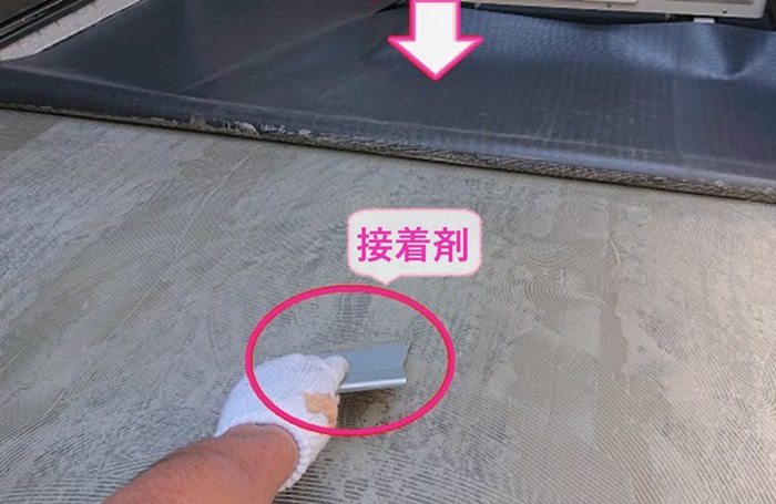外部廊下と階段のリフォームで長尺シート貼るために接着剤を塗っている様子