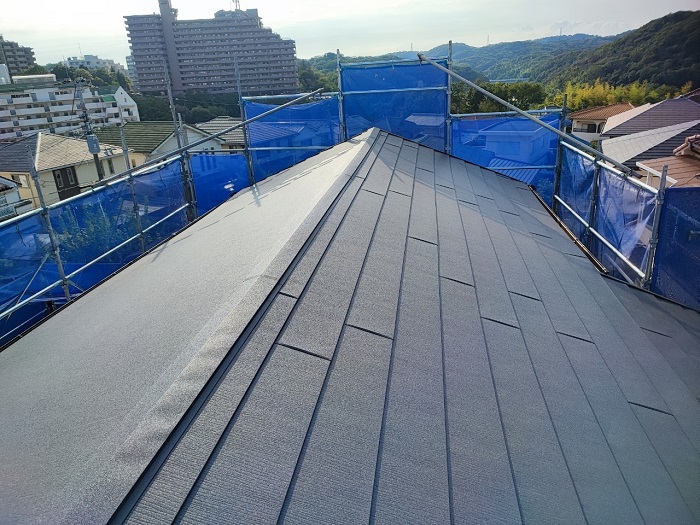 神戸市須磨区で屋根葺き替え工事後の金属屋根