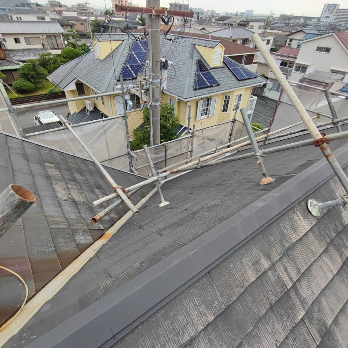 神戸市中央区で急勾配の屋根リフォームを行う前のスレート屋根