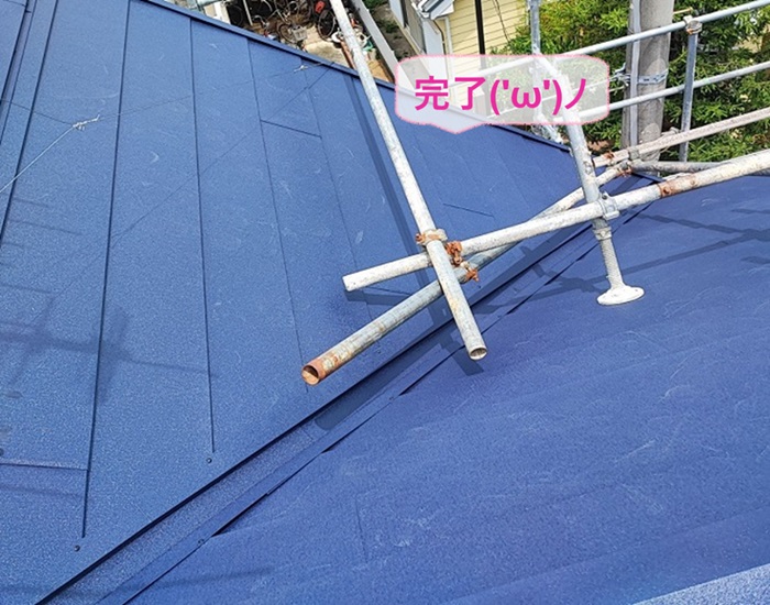 神戸市中央区で軽量金属屋根材を使用した切妻屋根の改修工事が完了した現場の様子