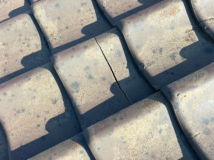 ひび割れた瓦