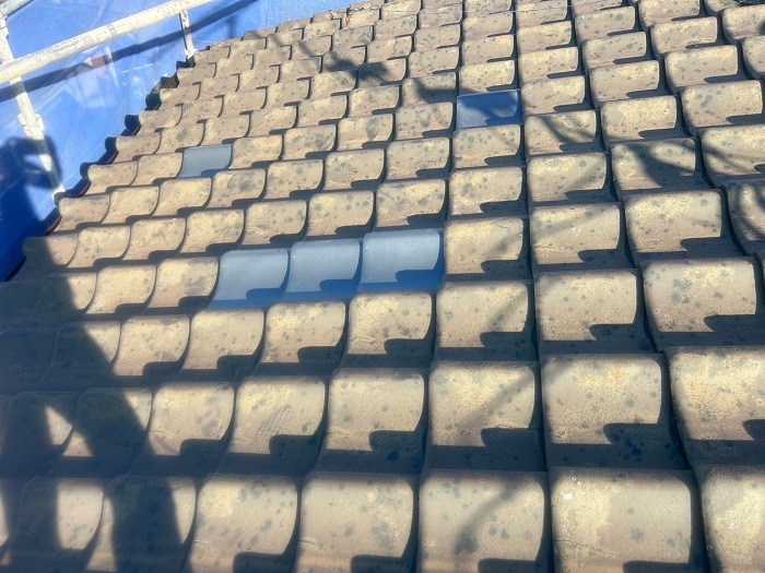 瓦を差し替えた屋根