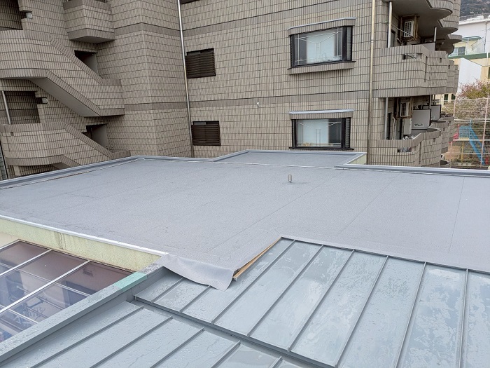 神戸市灘区で田島ビュートップU１５を用いて優良業者が屋上シート防水工事を行った後の様子