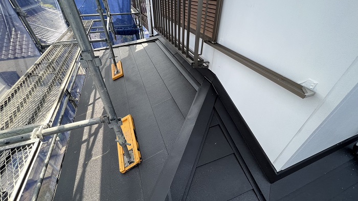 神戸市北区でのコロニアル屋根への重ね葺き工事完了