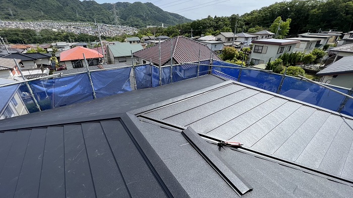 神戸市北区でコロニアル屋根への重ね葺き工事を行った後の様子
