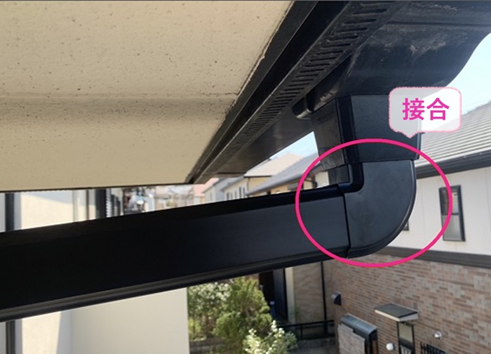 縦樋の部分補修で新しく取り付けた縦樋と集水器を接合している様子