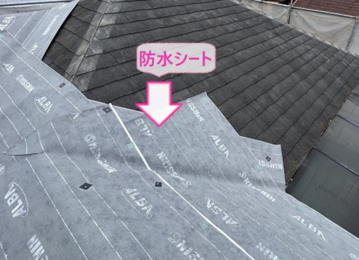 加東市の屋根カバー工法で防水シートを貼っている様子