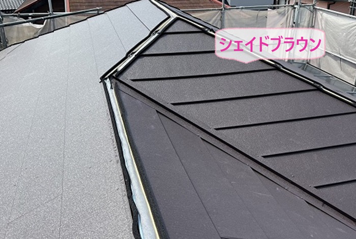 加東市の屋根カバー工法でスーパーガルテクトのシェイドブラウンを使用している様子
