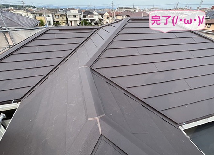 加東市でスーパーガルテクトのシェイドブラウンを使用した屋根カバー工法が完了した現場の様子