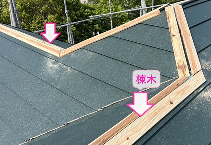 スレート屋根へのカバー工法で棟木を取り付けている様子
