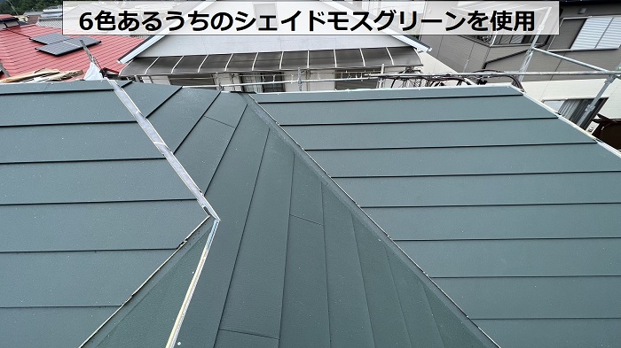 神戸市北区での屋根リフォームでスーパーガルテクトを葺いている様子