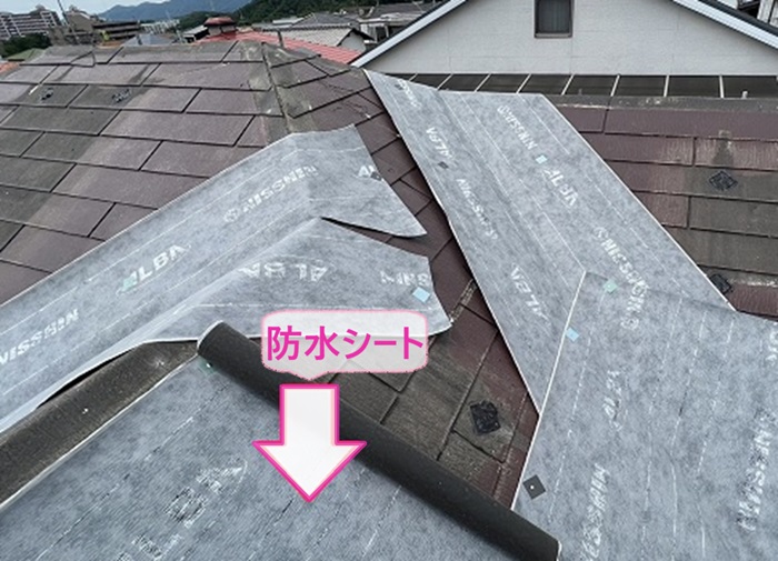 ソーラーパネル設置の屋根改修工事で防水シートを貼っている様子