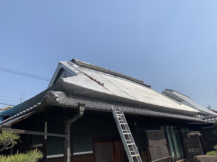 神戸市で茅葺屋根の改修工事を行う前の鉄板小波