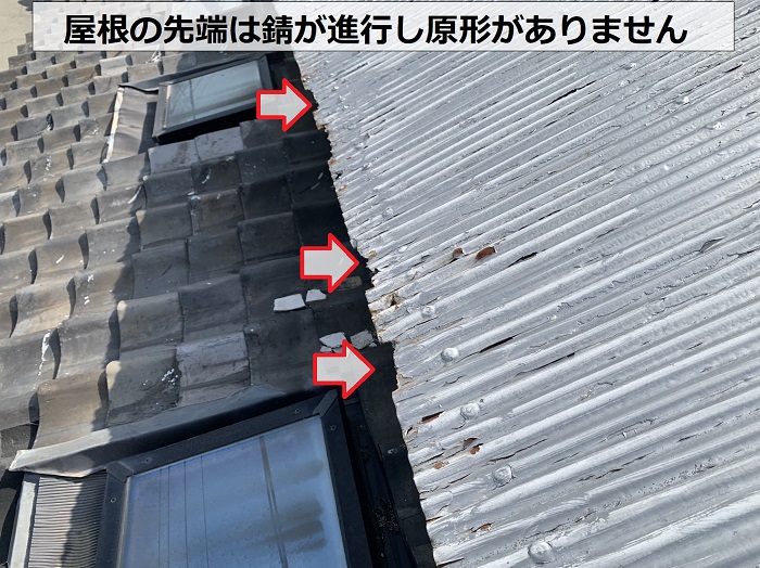 茅葺屋根の鉄板小波が腐食している様子