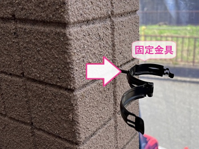 パナソニック製雨樋への交換工事で新しい竪樋の固定金具を取り付けている様子