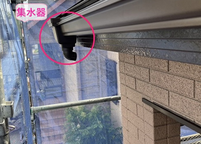 パナソニック製雨樋への交換工事で集水器を取り付けている様子