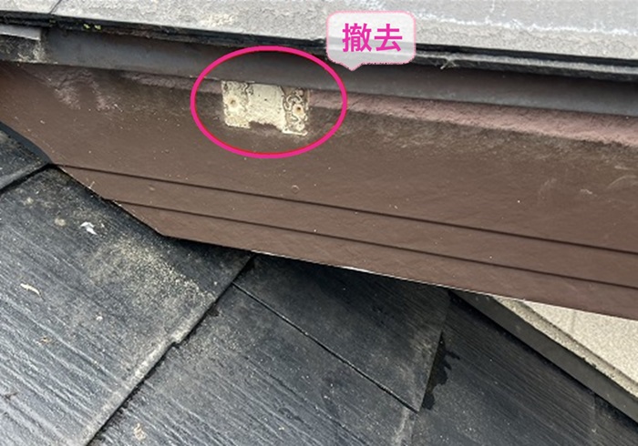 たつの市のパナソニック製雨樋への交換工事で既存の雨樋を撤去している様子