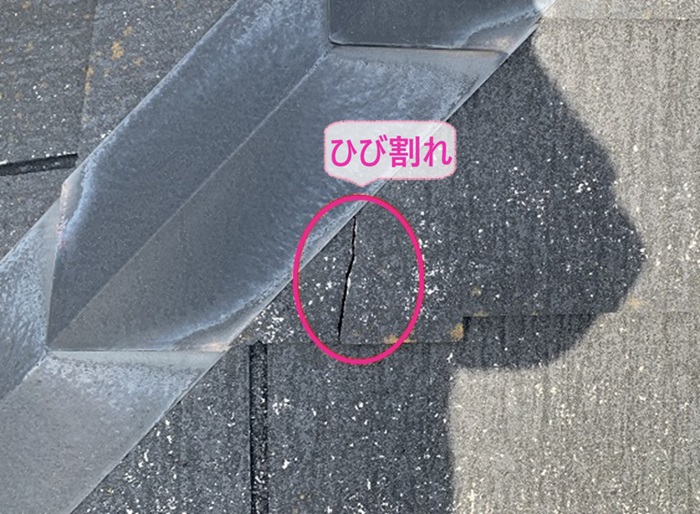神戸市須磨区でカバー工法をする既存のスレート屋根がひび割れてる様子