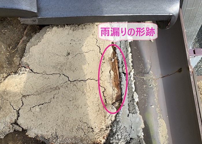釉薬瓦を再利用して防水シートを貼り替える現場の雨漏りした形跡