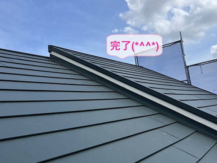 神戸市北区でスーパーガルテクトのシェイドモスグリーンを使用した屋根カバー工事が完了した現場の様子