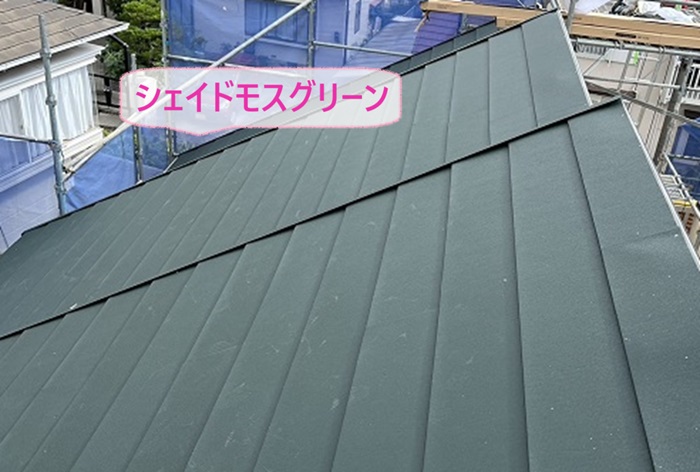 神戸市北区の屋根カバー工事でスーパーガルテクトのシェイドモスグリーンを葺いている様子