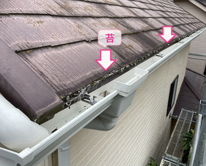 高砂市でカバーリフォームする既存のスレート屋根にひび割れと苔が発生している様子