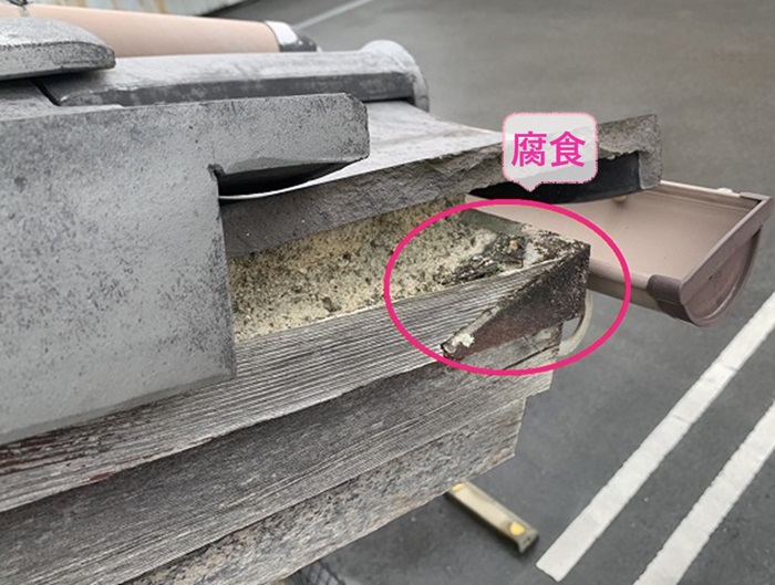 加古郡播磨町でリフォームする既存の下屋根の下地が腐食している様子