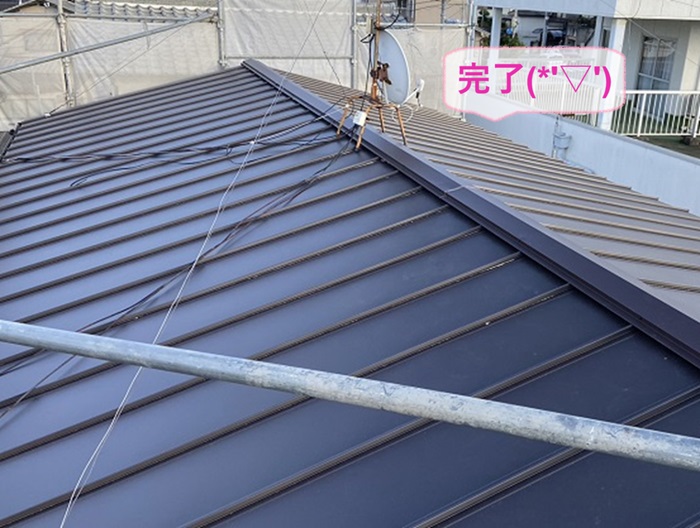 三木市で屋根の傾斜別に選んだ屋根材で貼り替えが完了した現場の様子