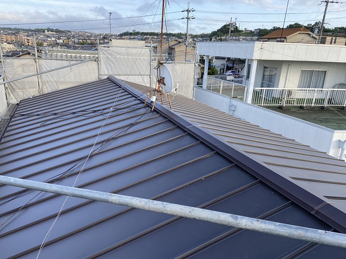 三木市で屋根勾配と屋根材との関係性が重要となる葺き替え工事を行った後のガルバリウム鋼板屋根材