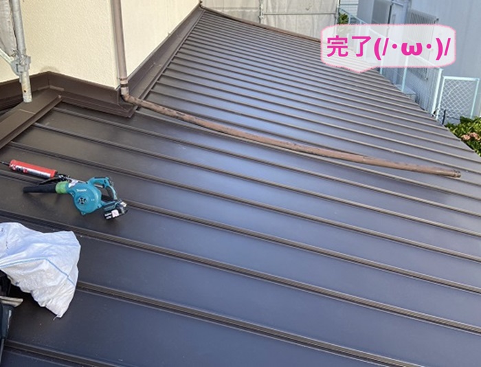 加古川市の玄関屋根の改修でトタン屋根の勾配を調整する雨漏り対策が完了した現場の様子