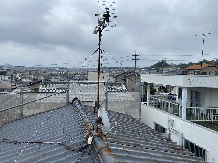 三木市で屋根勾配と屋根材の関係性が重要となる葺き替え工事を行う前のスレート屋根