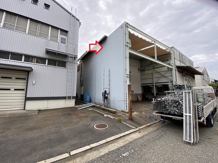 神戸市西区の工場で破損した雨樋の部分修理を行う前の様子