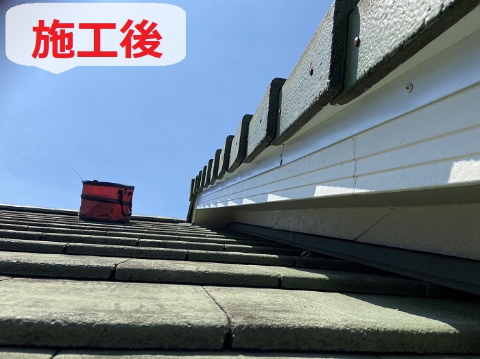 神戸市でコウモリの糞尿対策として袖瓦のすきまをふさぐ板金補修を行った後の様子