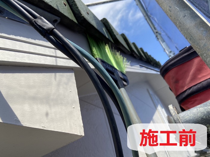 神戸市でコウモリの糞尿対策として袖瓦のすきまをふさぐ板金補修を行う前の様子