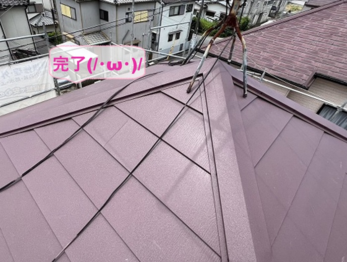 高砂市で高耐久な防水シートを使用したスレート屋根のカバーリフォームが完了した現場の様子