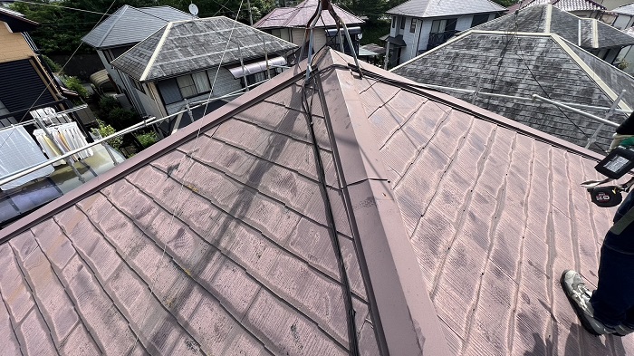 高砂市で屋根重ね葺き工事を行う前のスレート屋根
