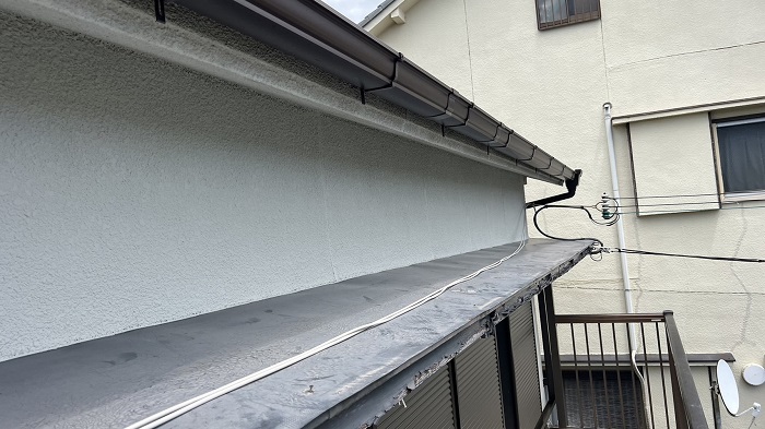 神戸市須磨区で板金工事として庇屋根と破風板を修理する前の様子