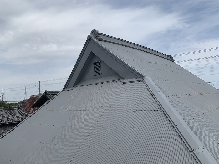 加古郡稲美町でトタン貼りの茅葺屋根をリフォームした後の様子